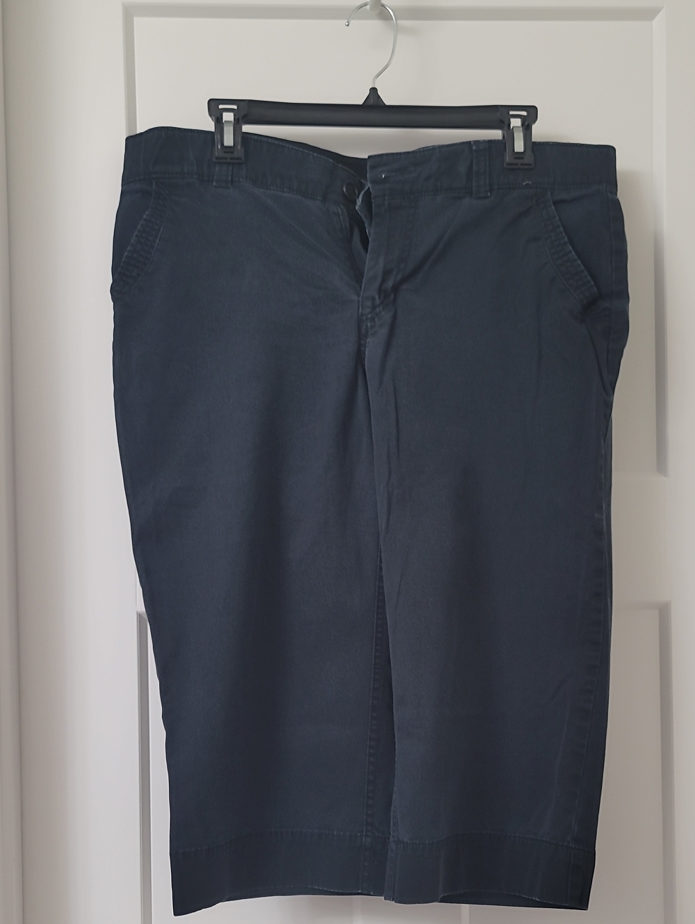 Dockers Ladies Capris. Black. Size 14.
